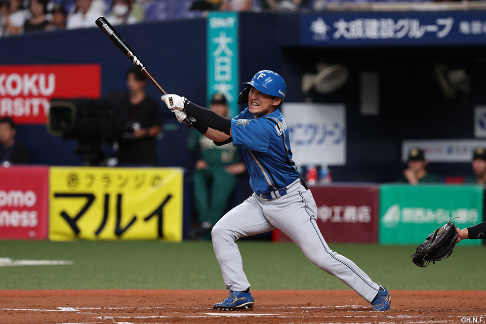 2回表、レフトへヒットを放つ上川畑選手