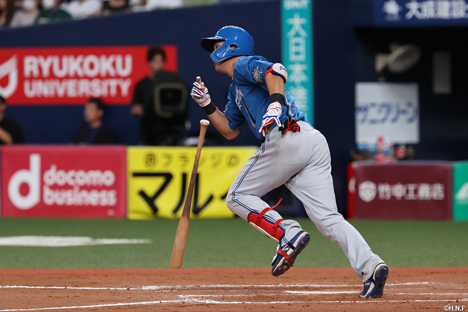 12回表、二塁打を放つ野村選手