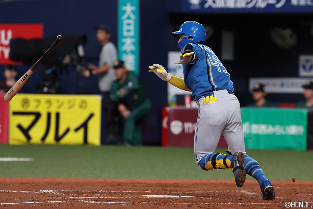 5回表、センターへヒットを放つ山田選手