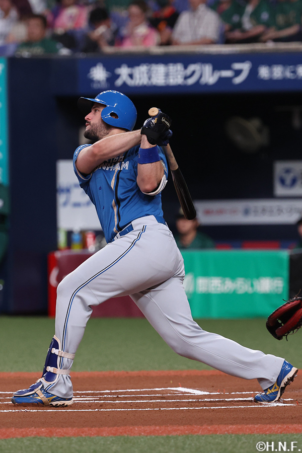 6回表、センターへ二塁打を放つマルティネス選手