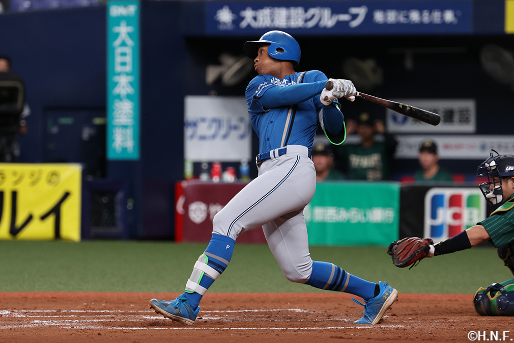 8回表、ライトへ適時打を放つ万波選手