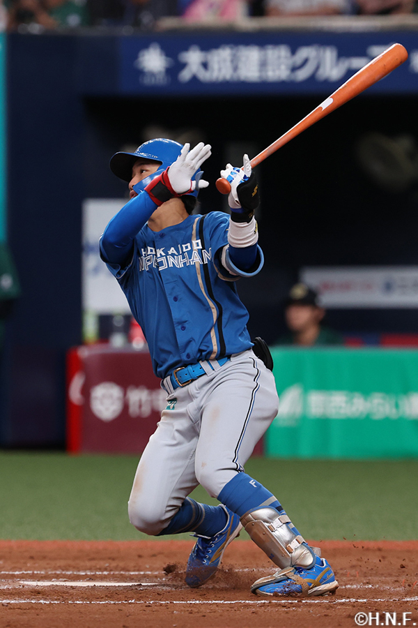 9回表、センターへ二塁打を放つ奈良間選手