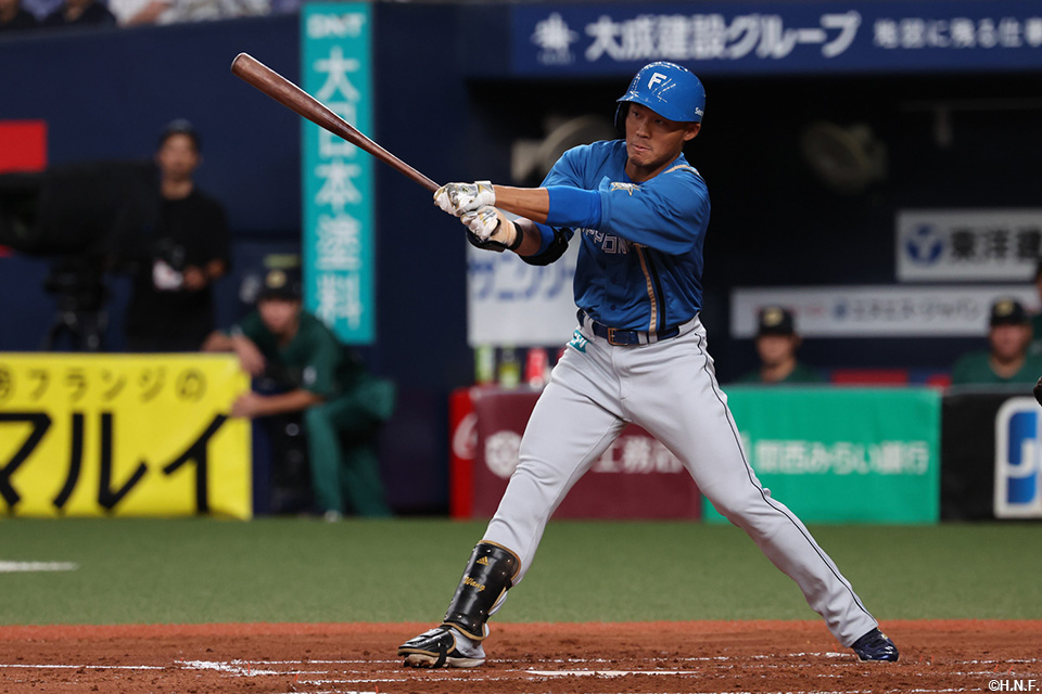 3回表、レフトへヒットを放つ王選手