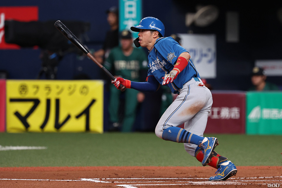 6回表、センターへヒットを放つ五十幡選手