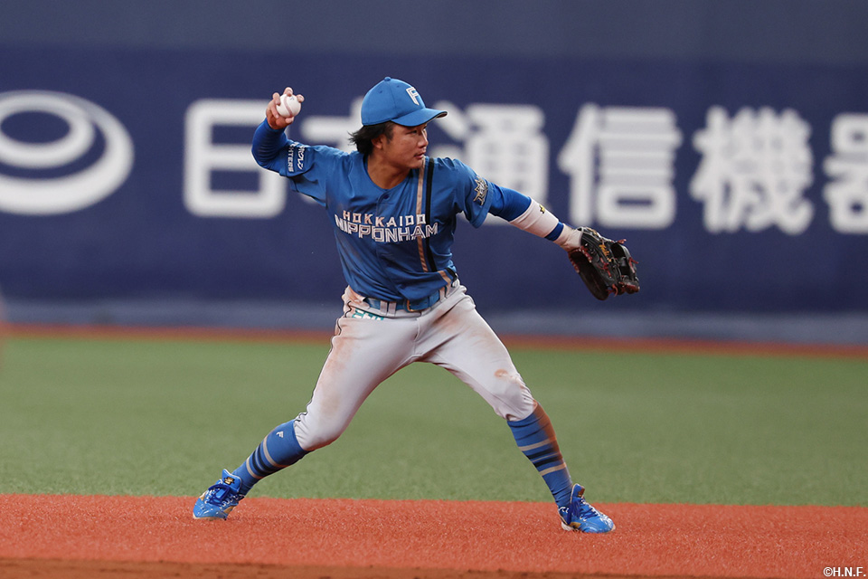 8回裏、一塁へ送球する奈良間選手