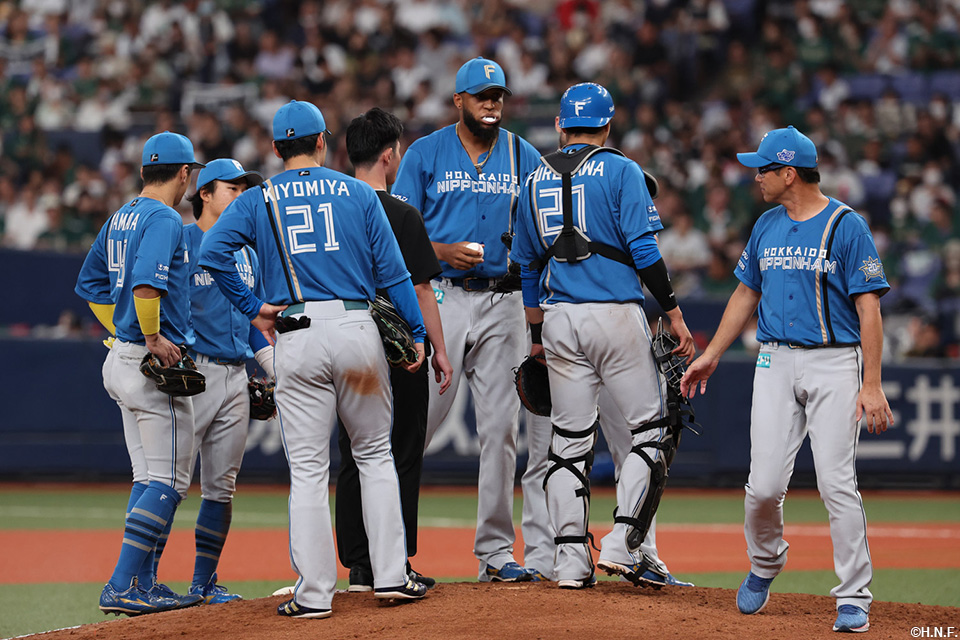 11回裏、マウンドに集まる選手たち