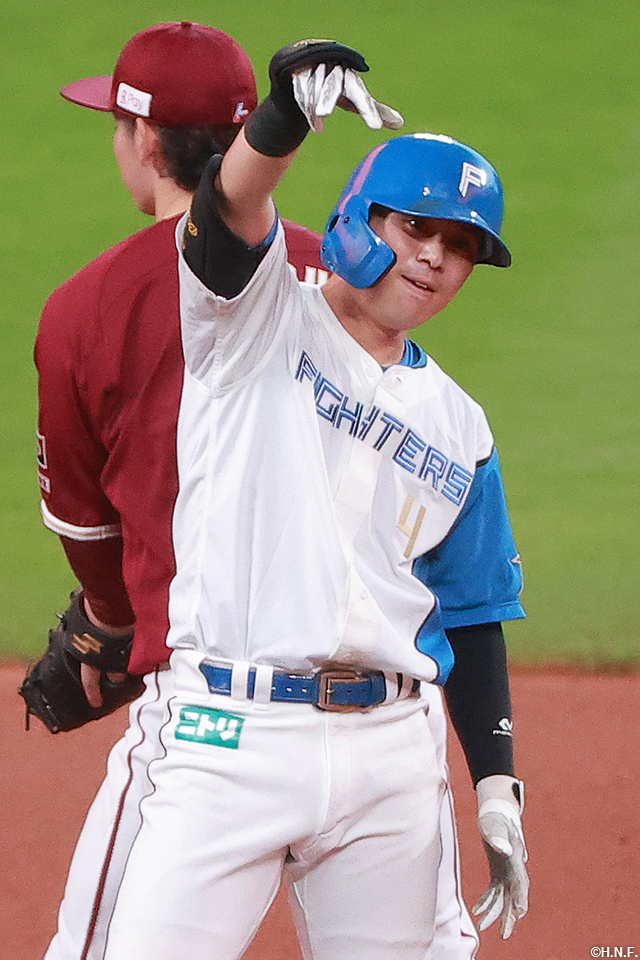 1回裏、ライトへ二塁打を放った上川畑選手