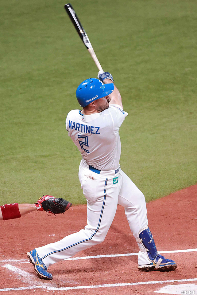 1回裏、センターへ先制の適時二塁打を放つマルティネス選手01