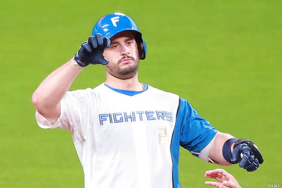 1回裏、センターへ先制の適時二塁打を放つマルティネス選手02