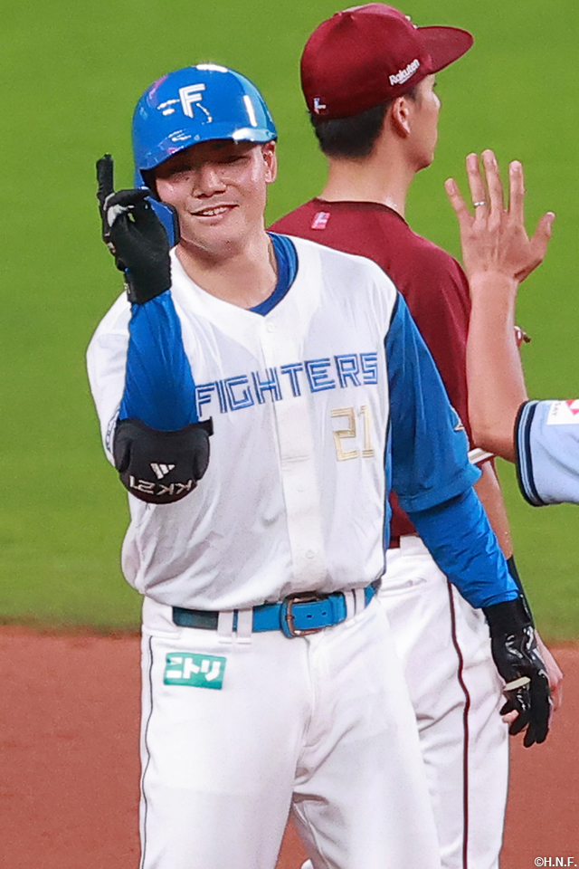 1回裏、センターへ適時二塁打を放った清宮選手