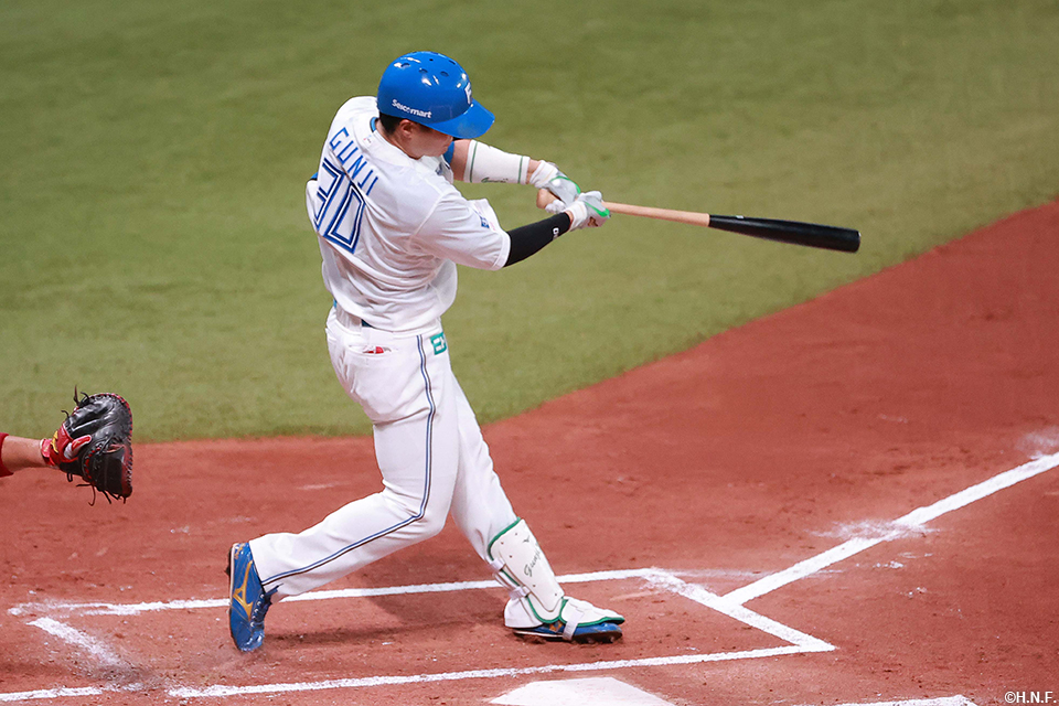 1回裏、レフトへ2ランを放つ郡司選手