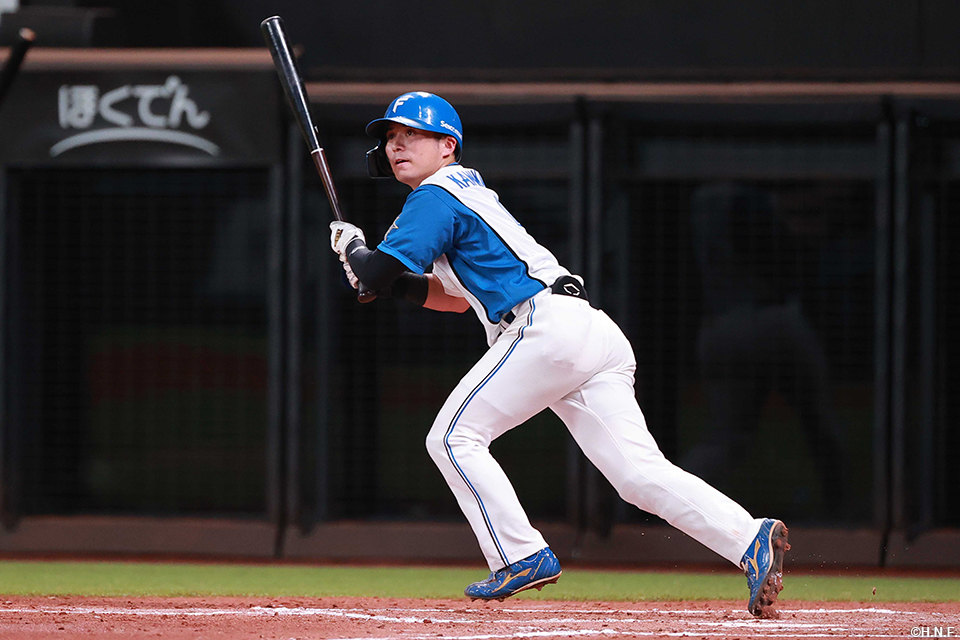 3回裏、レフトへヒットを放つ上川畑選手