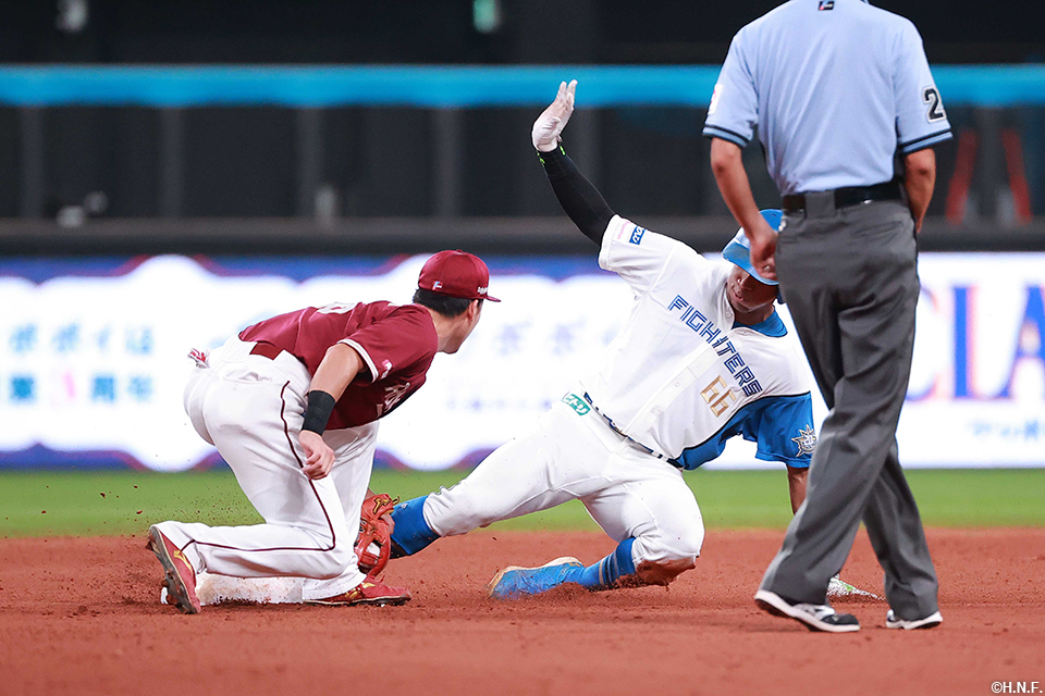 4回裏、盗塁を決める万波選手