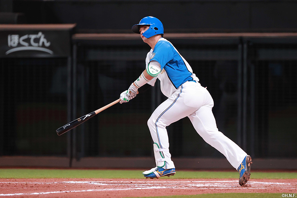 6回裏、レフトへ本塁打を放つ郡司選手01