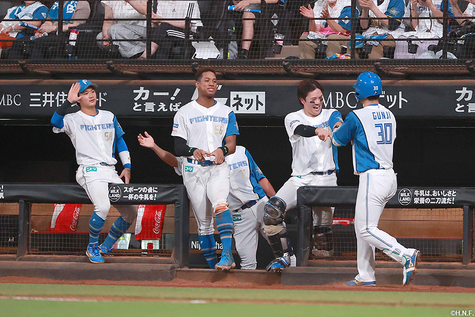 6回裏、レフトへ本塁打を放つ郡司選手02