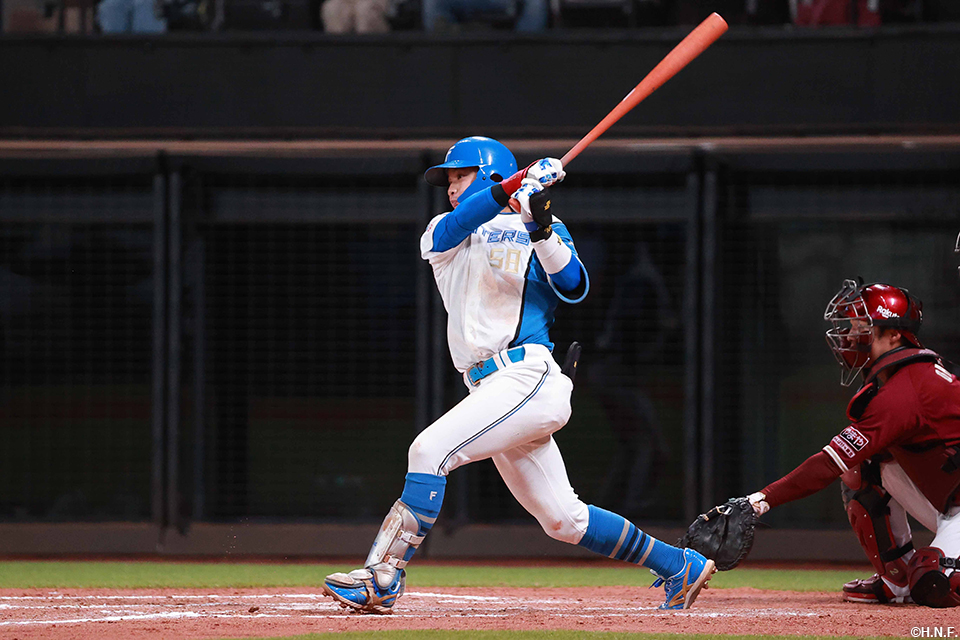 7回裏、レフトへ二塁打を放った奈良間選手