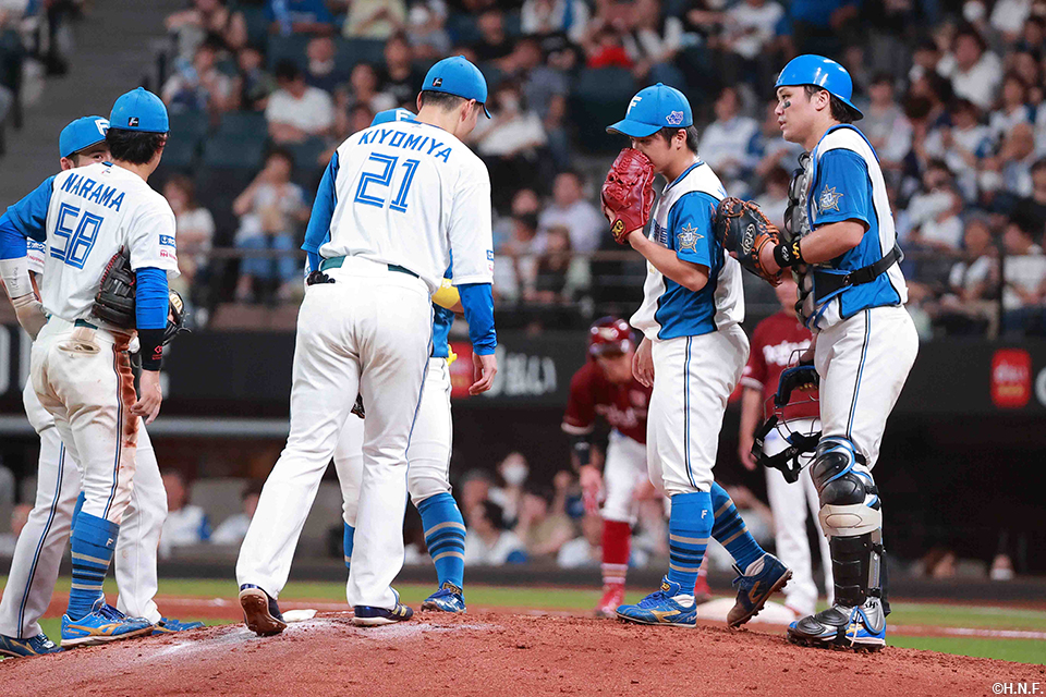 8回表、マウンドに集まる選手たち