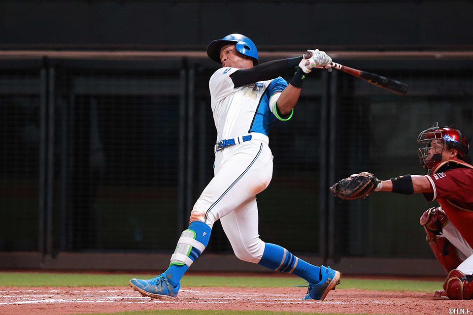 8回裏、レフトへヒットを放つ万波選手