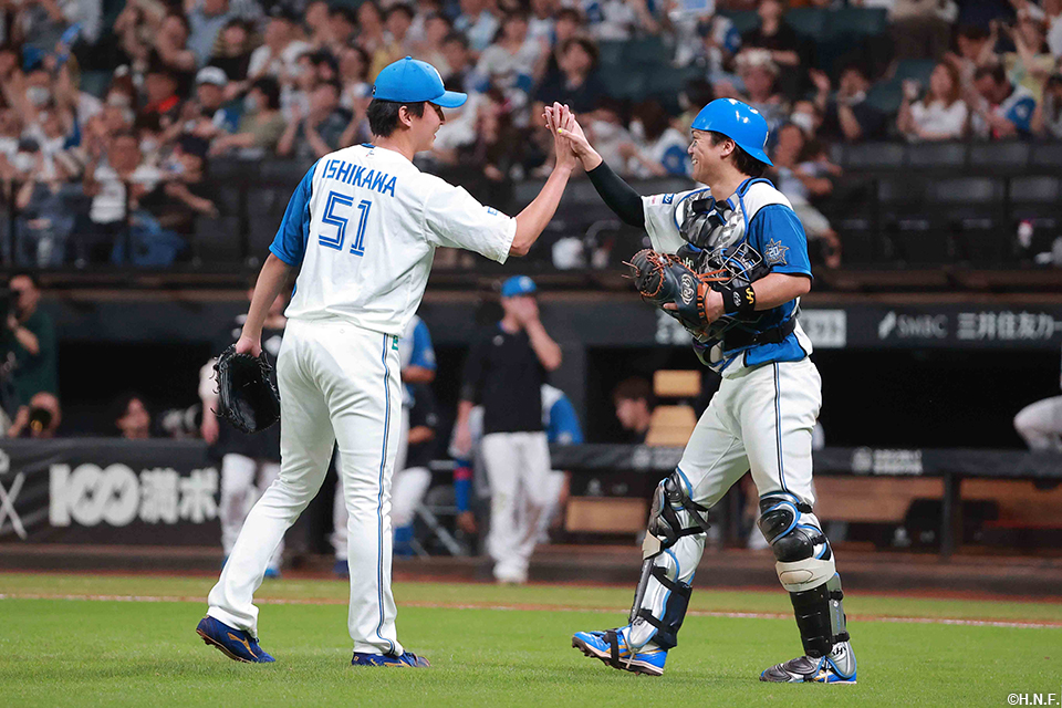 9回表を抑えた石川投手と伏見選手