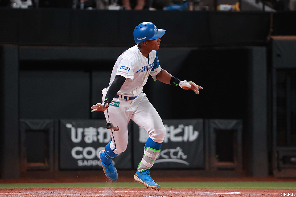 2回裏、レフトへヒットを放つ万波選手