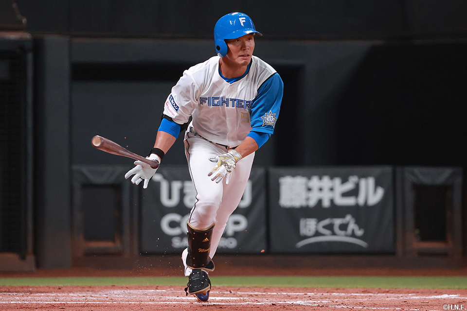 2回裏、適時打を放つ王選手01