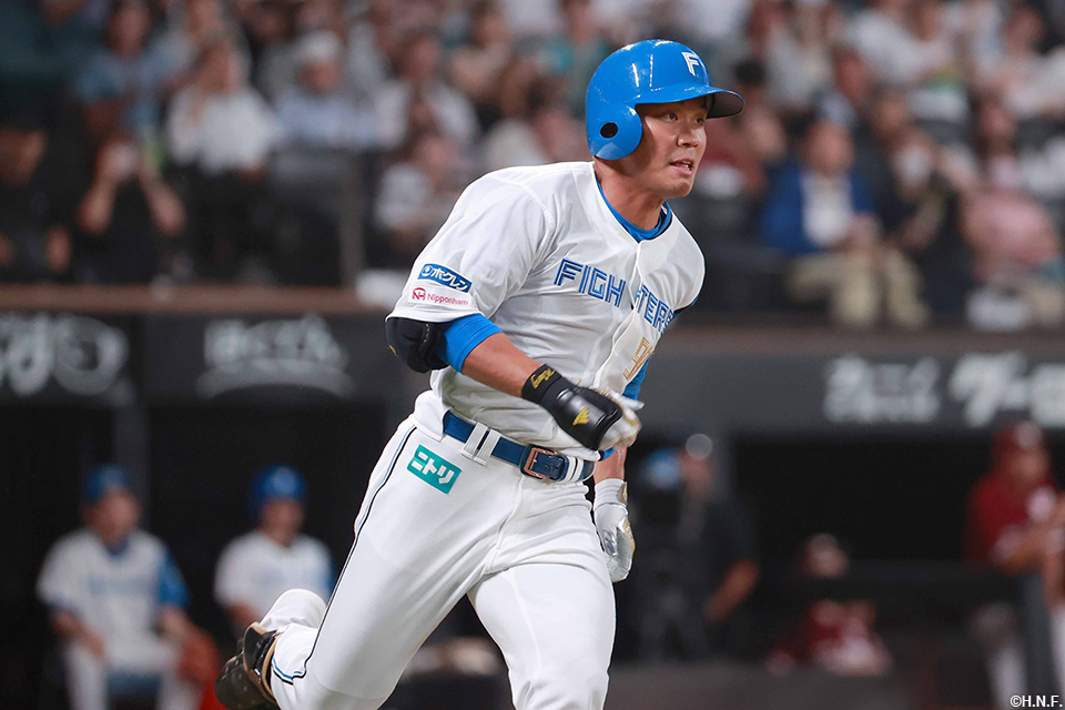 2回裏、適時打を放つ王選手02