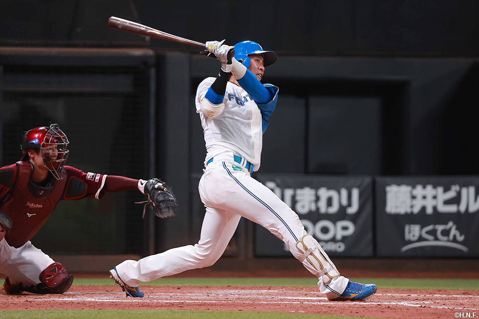 2回裏、適時打を放つ古川選手