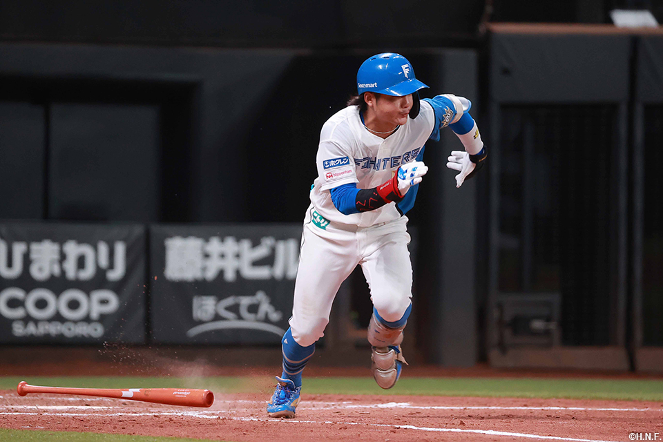 2回裏、同点適時打を放つ奈良間選手01