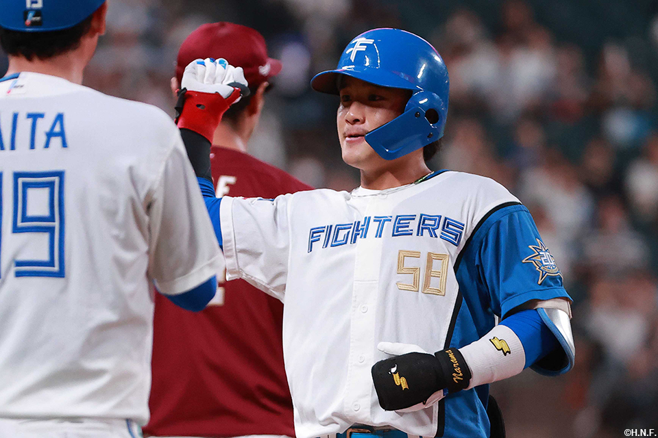 2回裏、同点適時打を放つ奈良間選手02