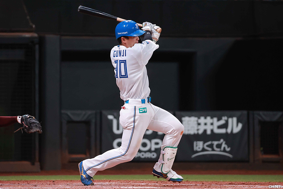 2回裏、勝ち越し適時打を放つ郡司選手01