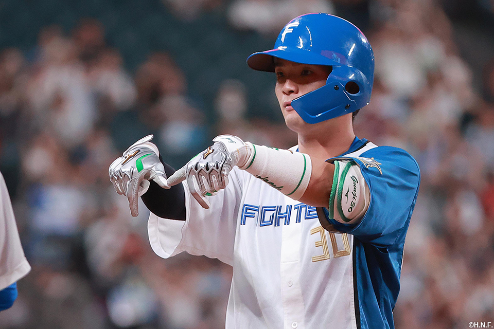 2回裏、勝ち越し適時打を放つ郡司選手02