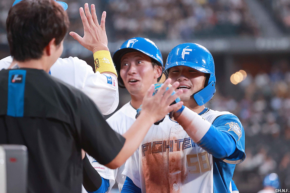 2回裏、生還した奈良間選手と古川選手