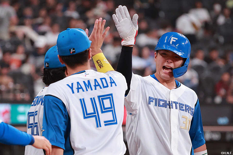 2回裏、ベンチで迎えられる郡司選手