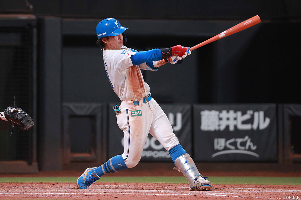 3回裏、二塁打を放つ奈良間選手