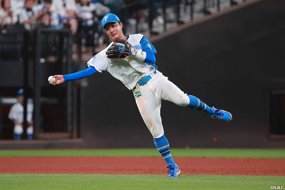 6回表、好守をみせる奈良間選手