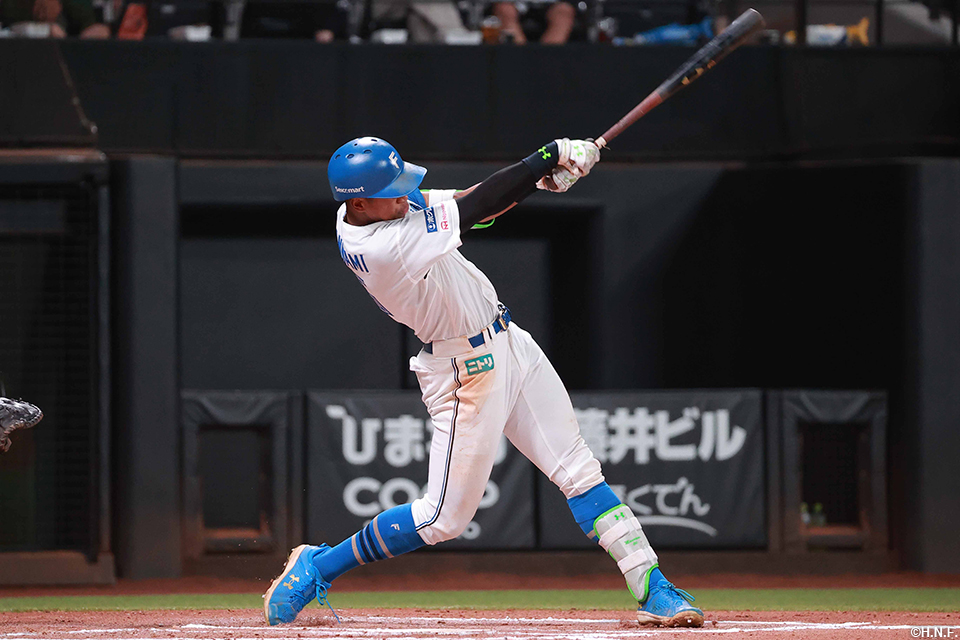 6回裏、20号となる本塁打を放つ万波選手01