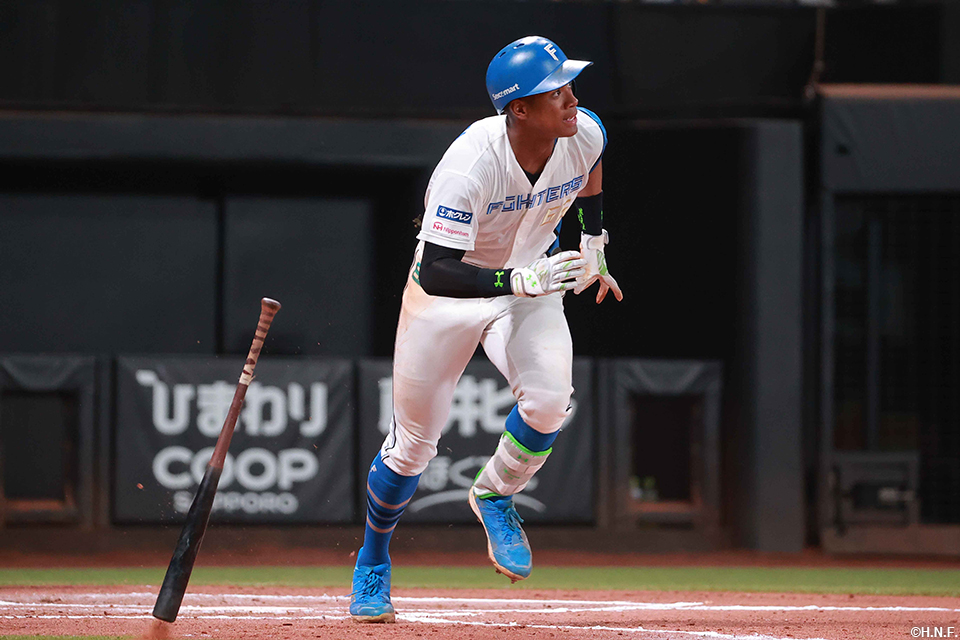 6回裏、20号となる本塁打を放つ万波選手02