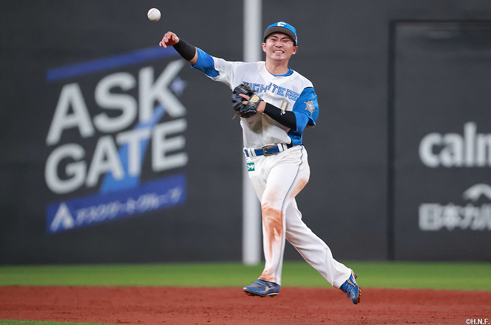 7回表、好守をみせる上川畑選手