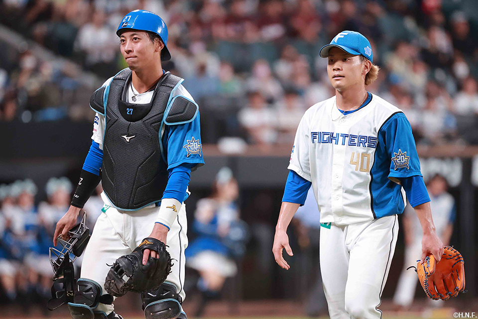 8回表を無失点で抑えた古川選手と福田俊投手