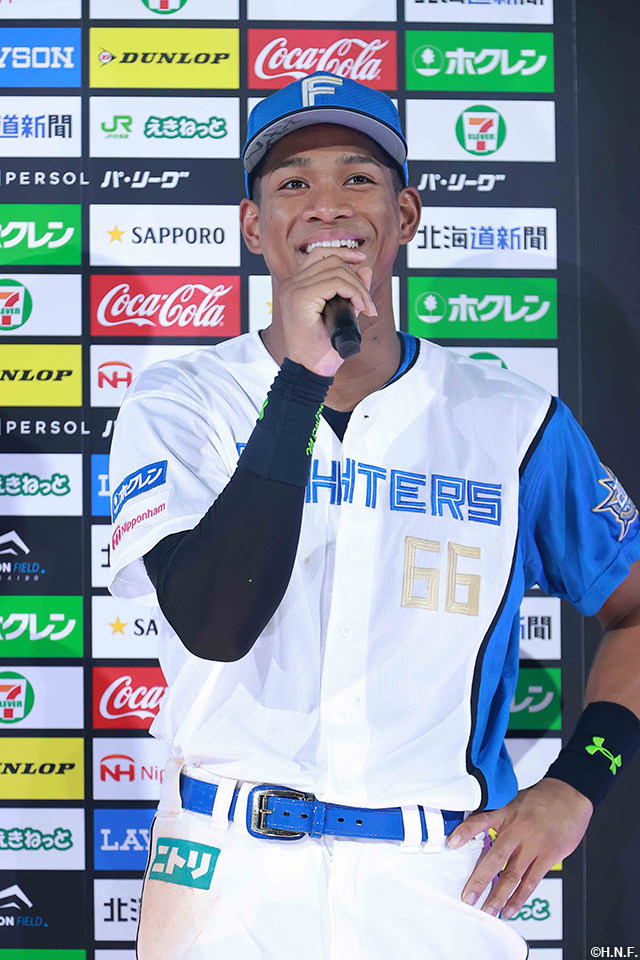 ヒーローの万波選手