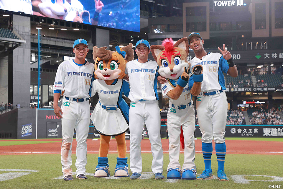 ヒーローの王選手、郡司選手、万波選手01