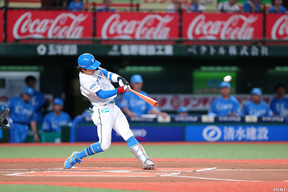 1回表、レフトへ二塁打を放つ奈良間選手01