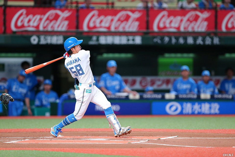 1回表、レフトへ二塁打を放つ奈良間選手02