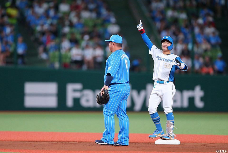 1回表、レフトへ二塁打を放つ奈良間選手03