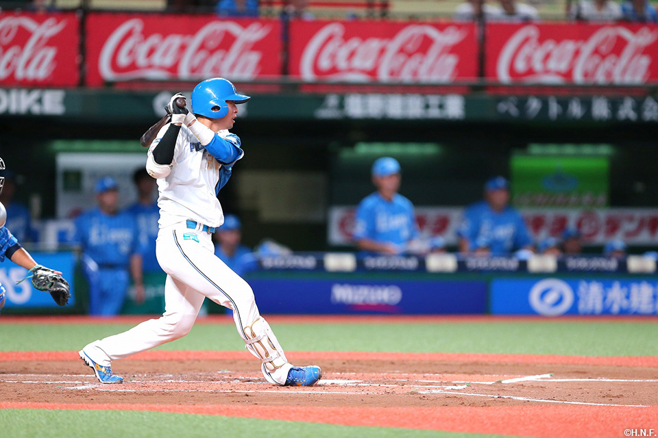 2回表、センターへヒットを放つ古川選手01