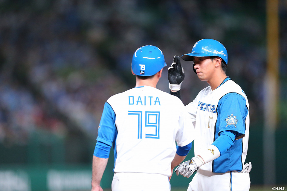 2回表、センターへヒットを放つ古川選手02