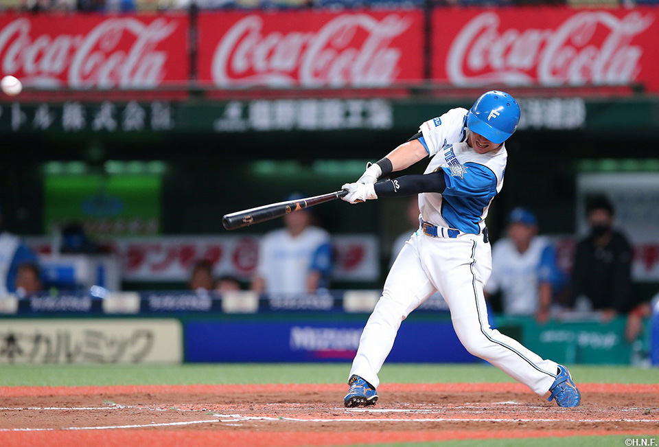 5回表、レフトへ二塁打を放つ上川畑選手01