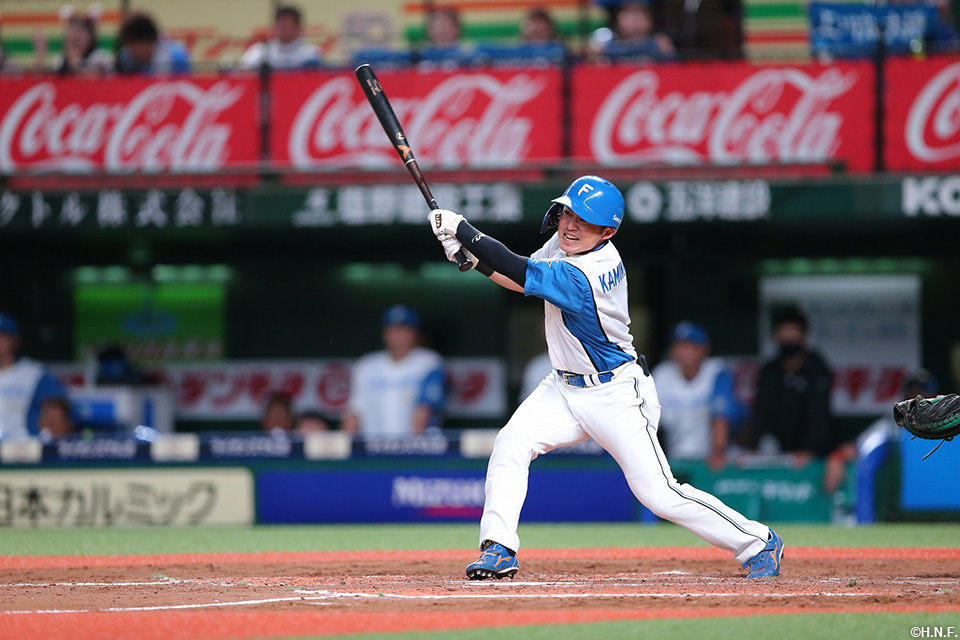 5回表、レフトへ二塁打を放つ上川畑選手02