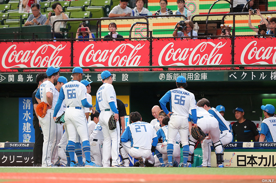 試合前、円陣を組む選手たち