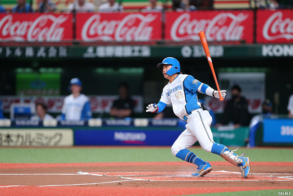 1回表、二塁打を放つ奈良間選手01